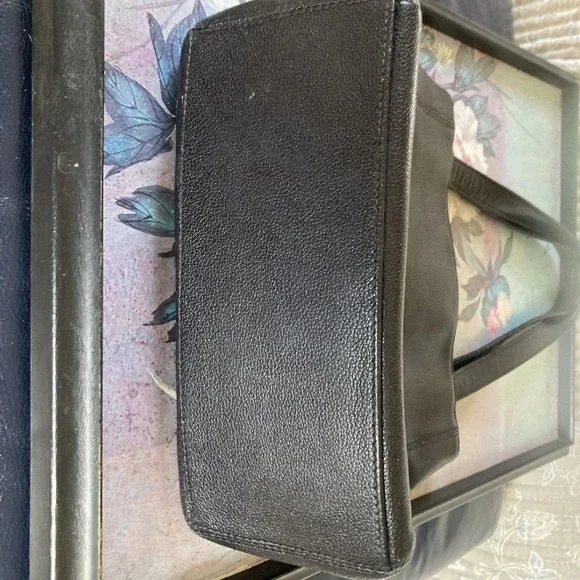 CHANEL Black Leather Shoulder Bag with Classic Design - Picture 7 of 17